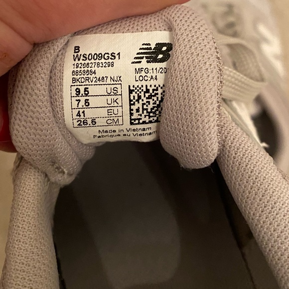 New Balance Shoes 9.5 - Picture 5 of 5